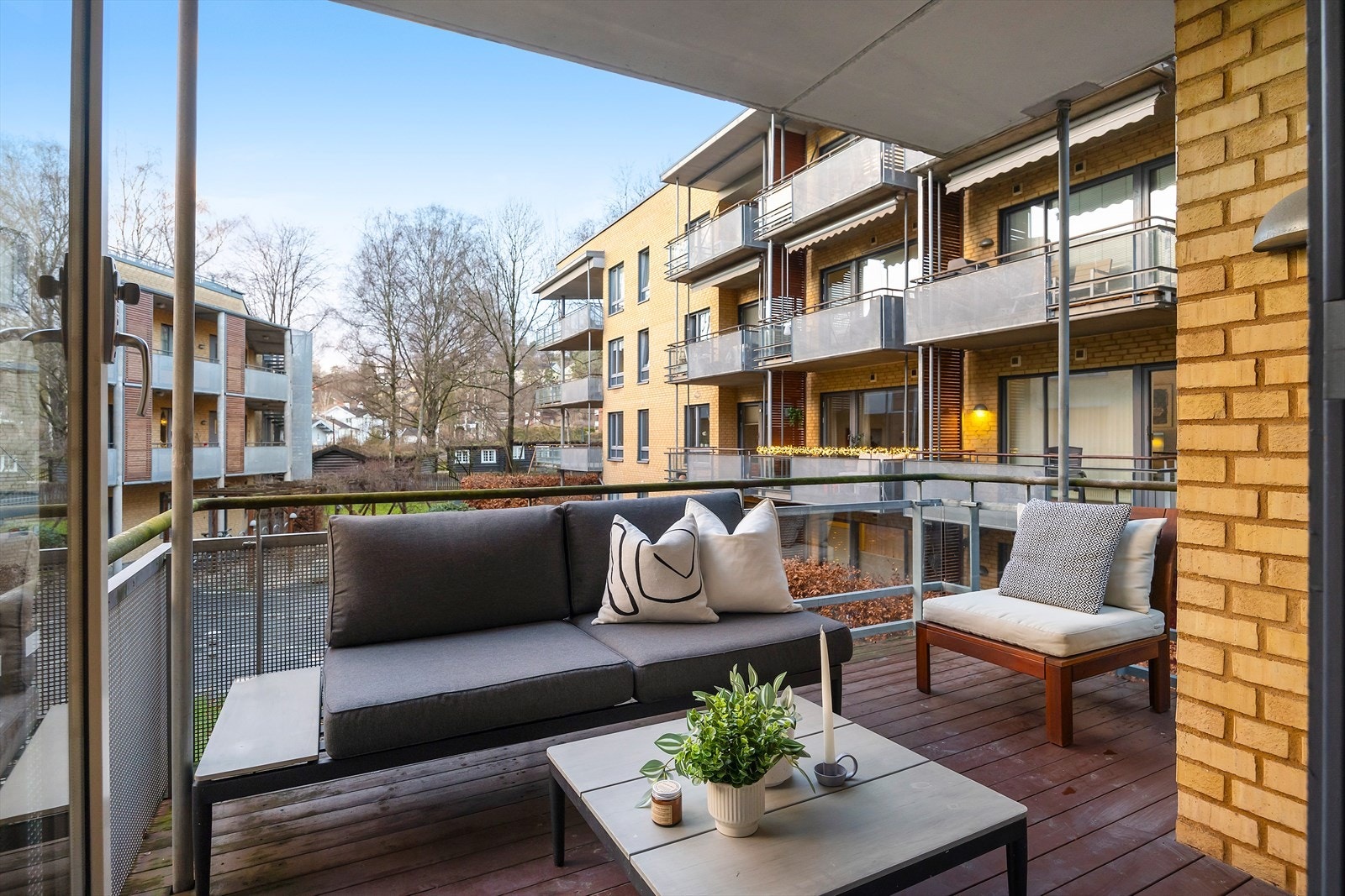 En lys og gjennomgående 3-roms med heisadkomst, vestvendt balkong og garasjeplass. Galleribilde