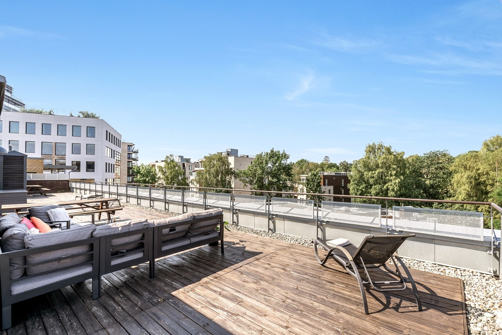 På toppen av bygget finner du en romslig takterrasse med flott utsyn over området og gode solforhold - perfekt for sosiale sammenkomster. Galleribilde