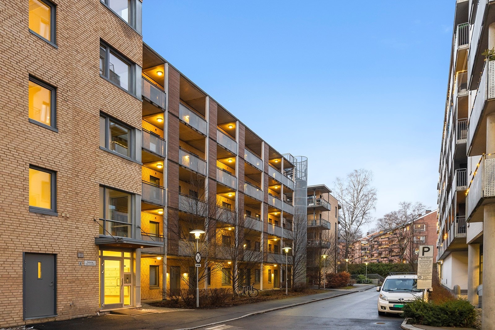 Bygget er fra 2005 og har en tidløs teglfasade, pent opparbeidede uteområder og en god vedlikeholdshistorikk. Galleribilde