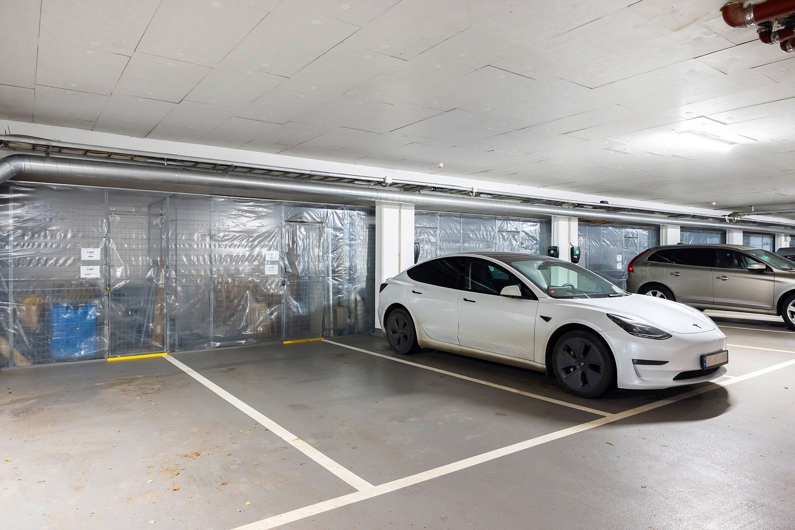 Boligen disponerer to eksterne boder i kjeller på totalt ca. 8 m², samt en fast garasjeplass med elbillader. Galleribilde