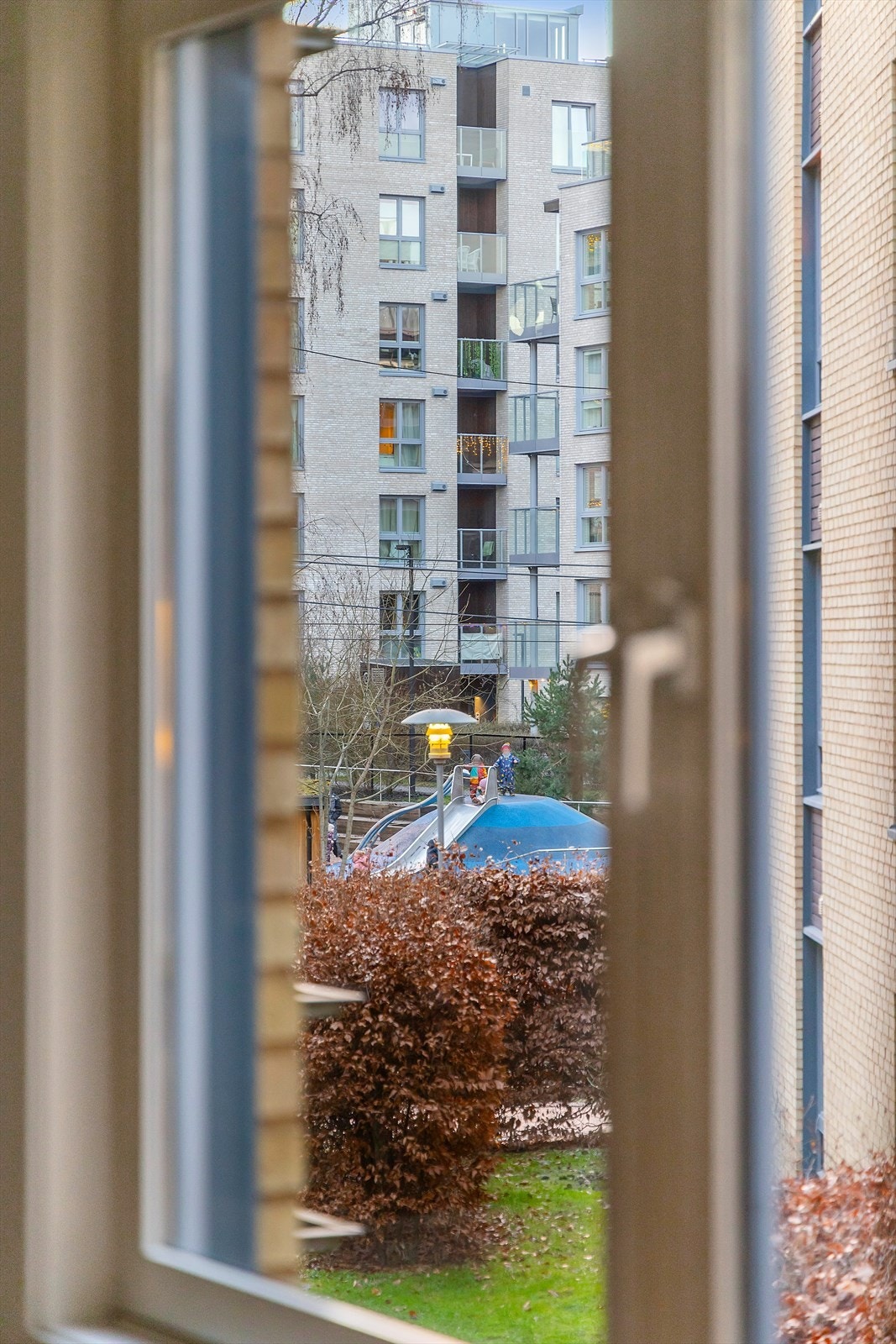 Boligen omkranses av hyggelige grøntarealer og har en tilbaketrukket intern beliggenhet. Galleribilde