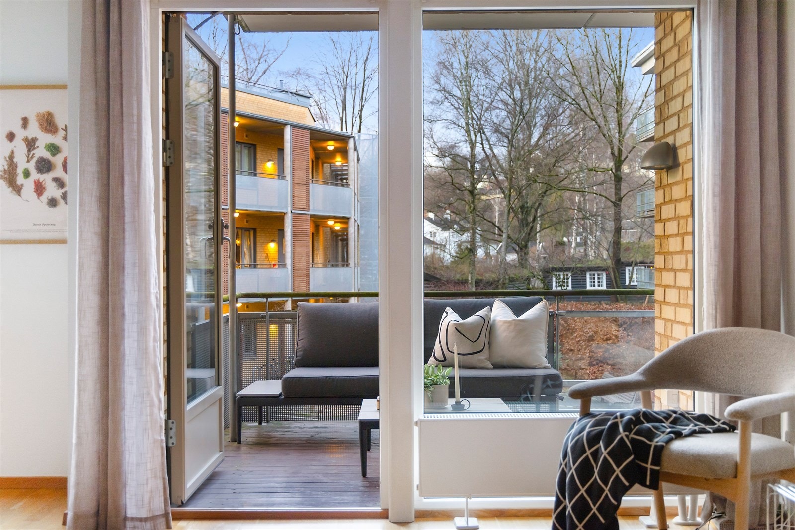 Utgang til boligens balkong fra stuen - en herlig forlengelse av boligen. Galleribilde