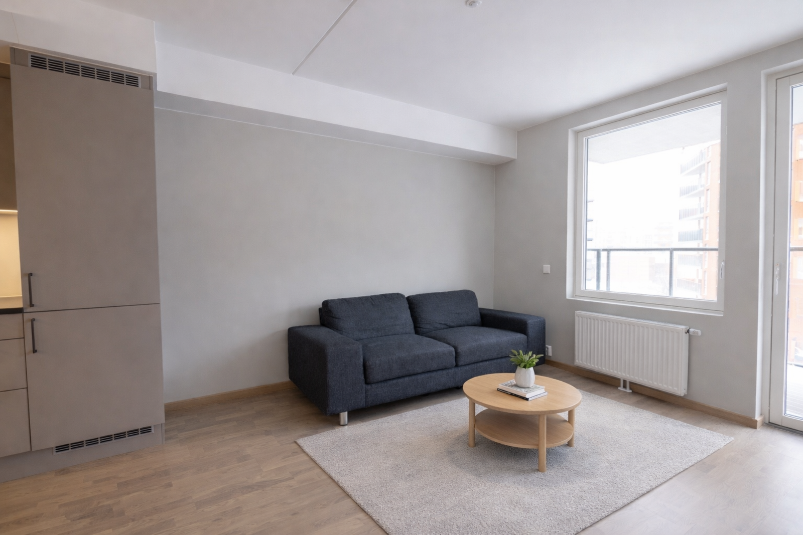 Det er overflater med 3-stavs parkett på gulv, samt vegger med malte plater og malt mur Galleribilde