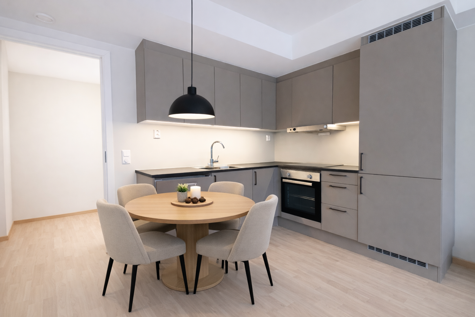 Den åpne løsningen mot kjøkkenet gjør stuen til hjemmets naturlige samlingspunkt. (Virtuell styling) Galleribilde