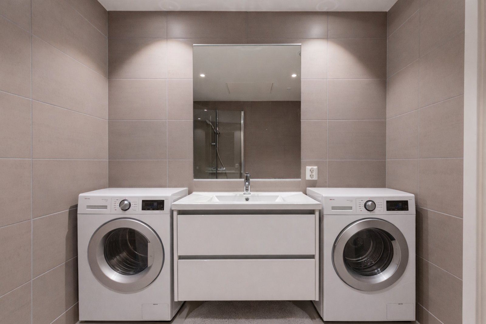 Det er også praktisk opplegg for vaskemaskin - perfekt for en effektiv og funksjonell hverdag. (Virtuell styling) Galleribilde