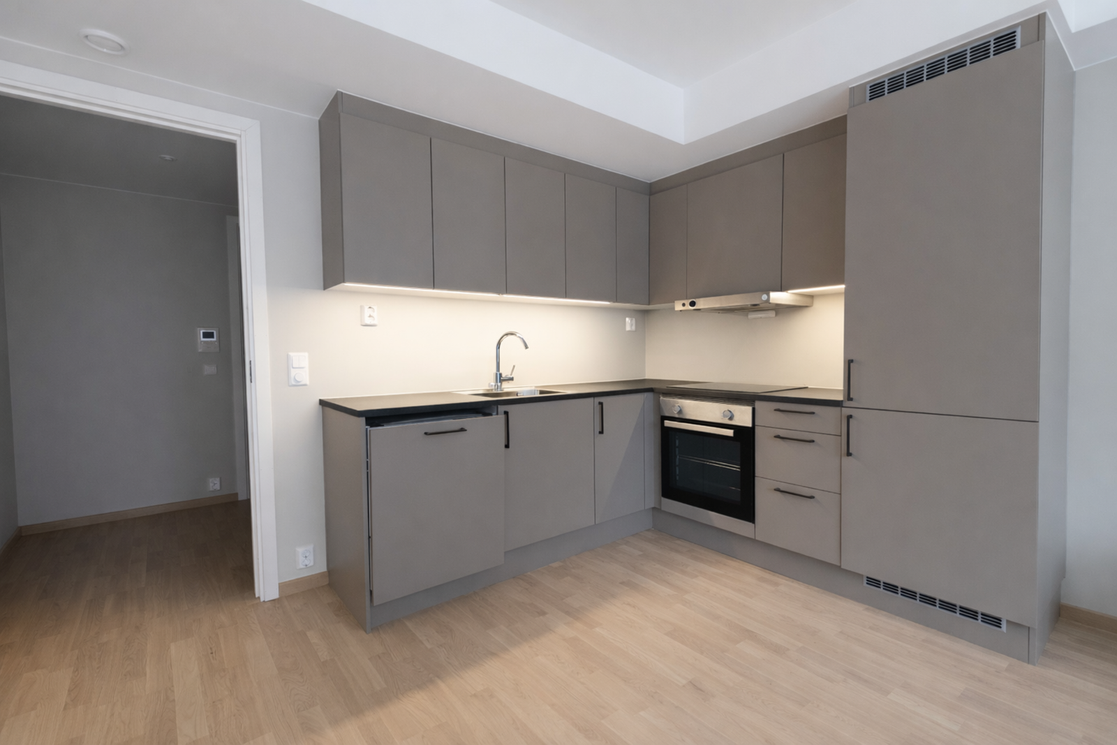 Her får du integrerte hvitevarer som kjøl/fryseskap, oppvaskmaskin, induksjonstopp og stekeovn. Galleribilde