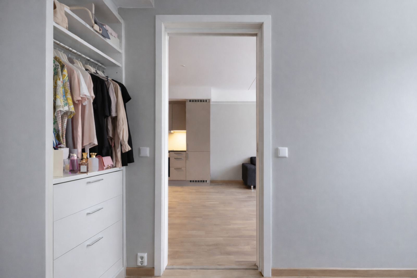 Garderobeskapet til venstre følger ikke med, men det er mulig å montere egen garderobeløsning der. Galleribilde