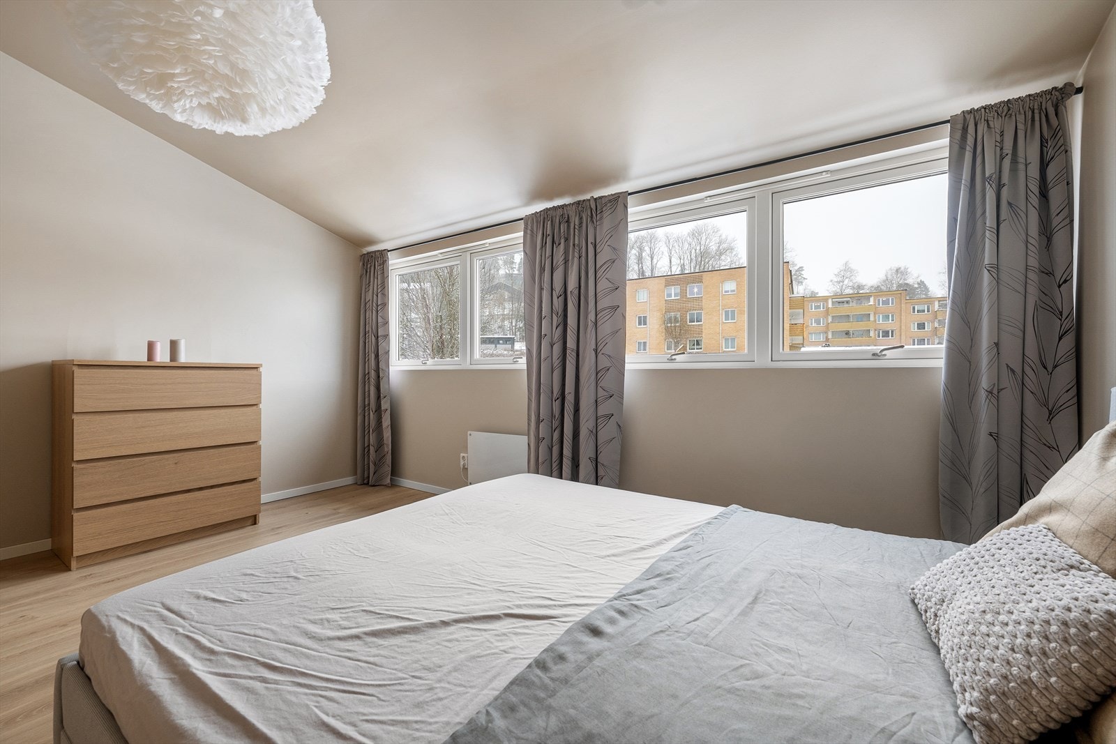 Hovedsoverom har god plass til dobbeltseng, nattbord og garderobeløsning Galleribilde