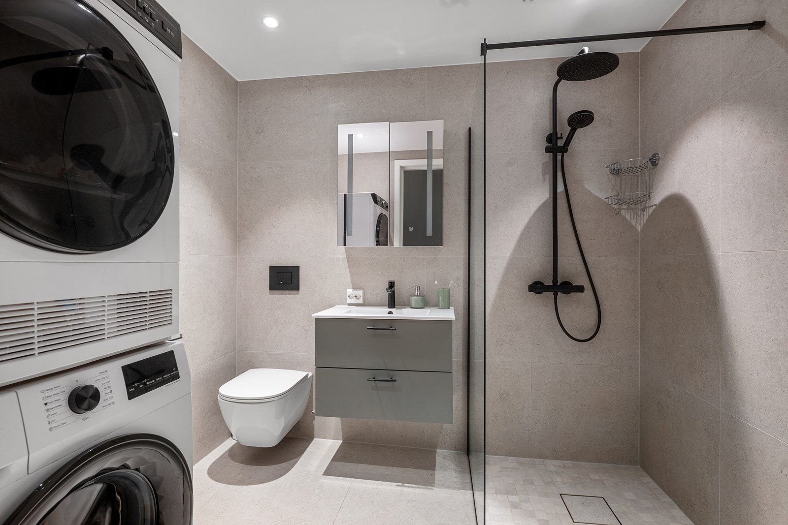 Pent og moderne bad fra 2024 - innredet med store moderne fliser og varmekabler i gulv Galleribilde