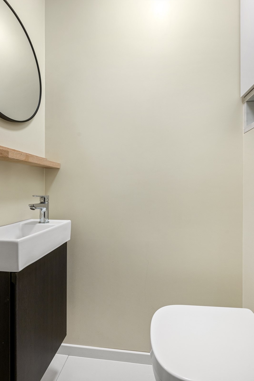 Toalettrommet etablert i 2024 med flislagt gulv med varme, slette, malte vegger og malt himling Galleribilde