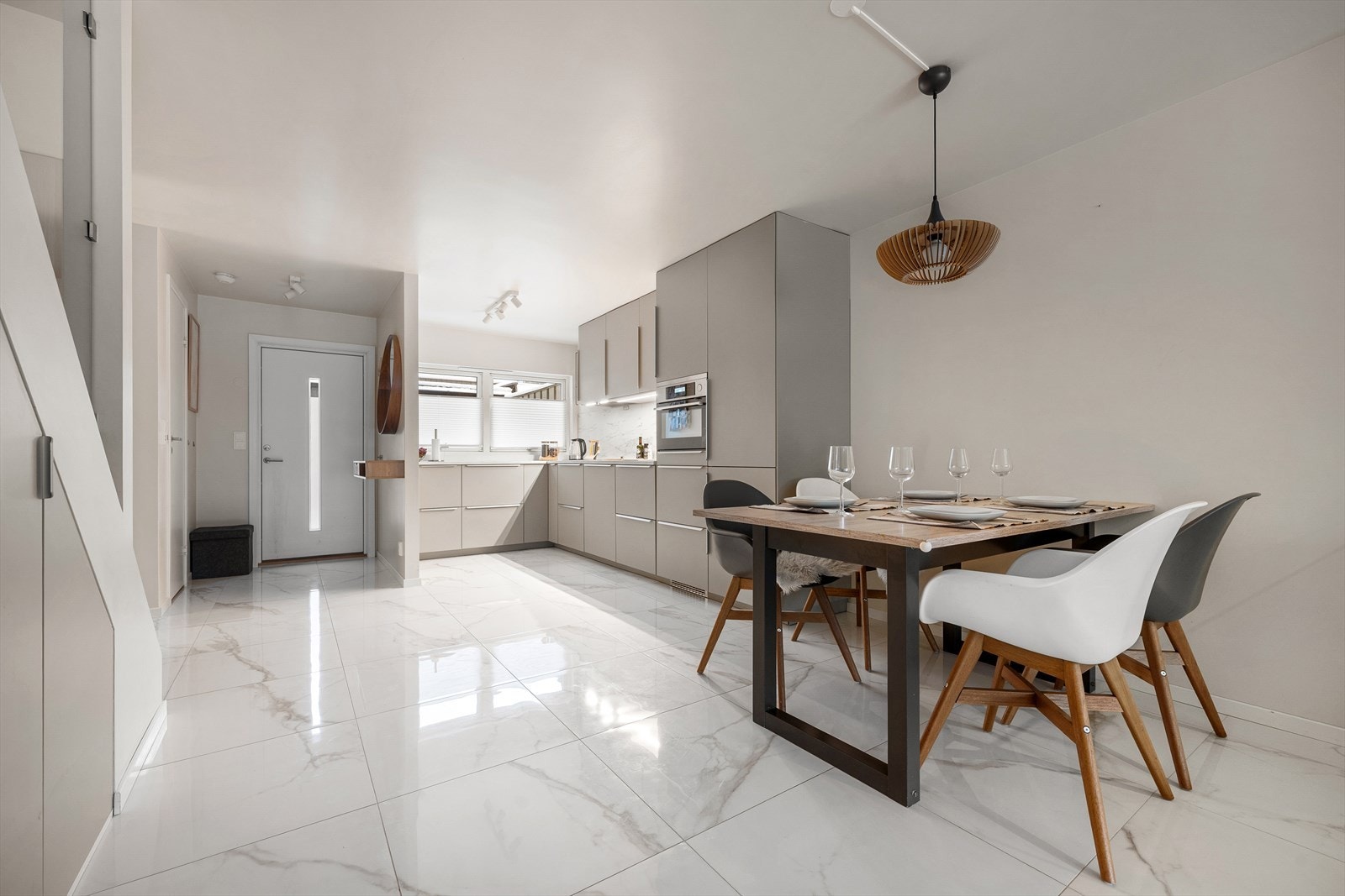 Delikat og moderne kjøkken fra 2024 med rene linjer og gjennomtenkte løsninger Galleribilde