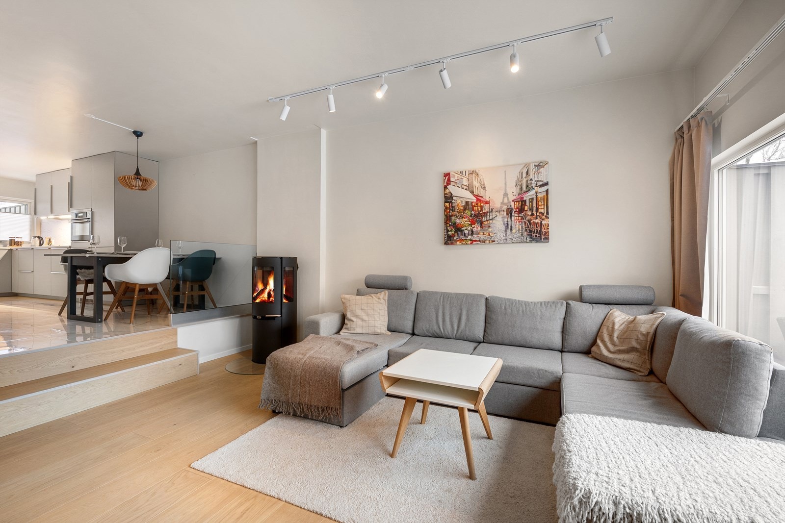 Romslig og luftig stue med god takhøyde og nivåforskjell som gir ekstra romfølelse Galleribilde