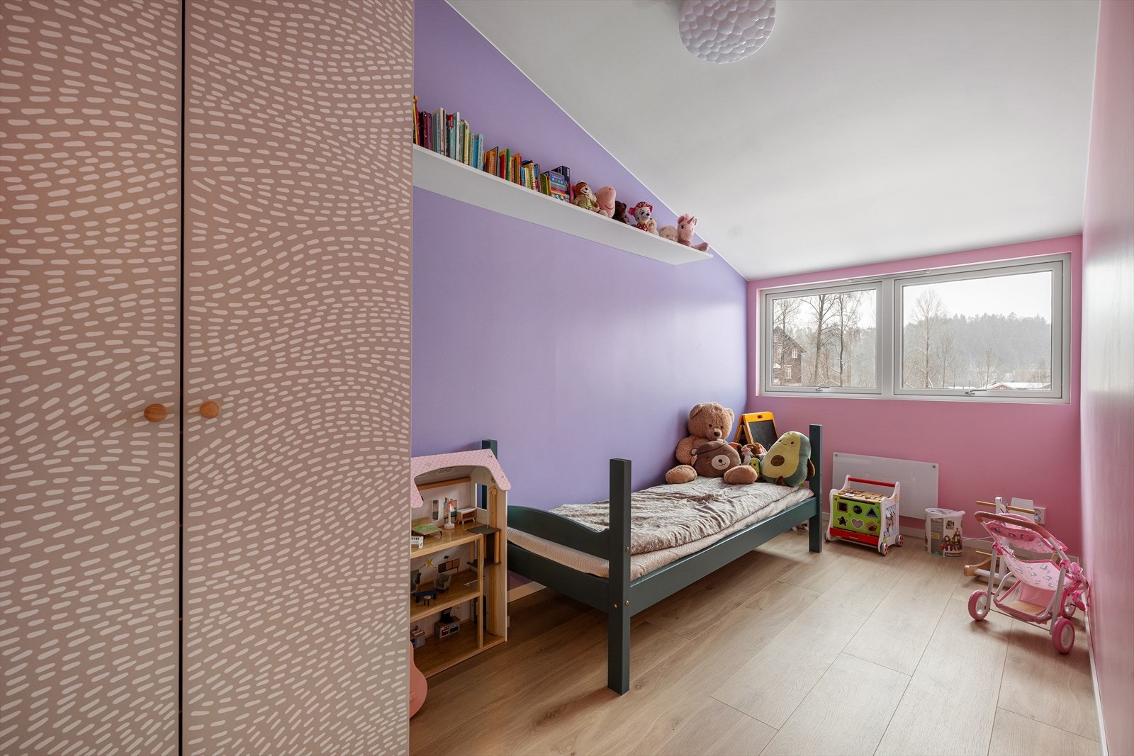 Alle rom har gode lysforhold og praktiske løsninger for oppbevaring Galleribilde