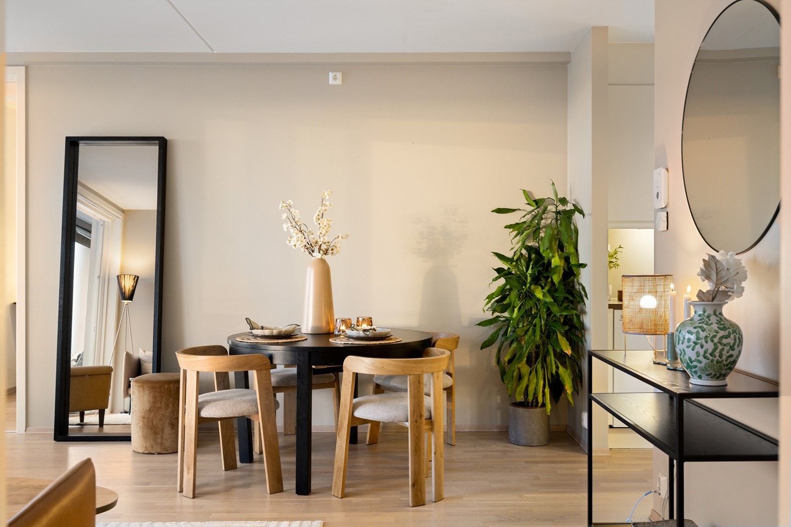 Stuen har også god plass til et hyggelig spisebord, som gir gode rammer for sosiale sammenkomster og besøk av familie og venner. Galleribilde