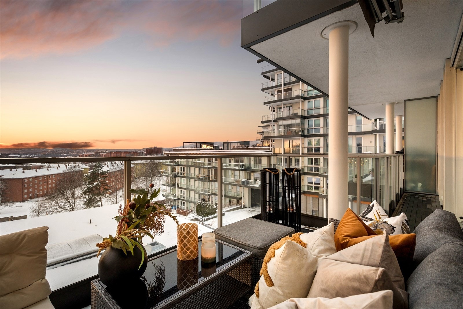 I vår- og sommerhalvåret blir balkongen en naturlig forlengelse av stuen, perfekt for hyggelige stunder med familie og venner. Galleribilde