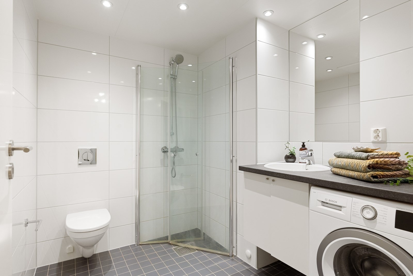 Stilrent og delikat flislagt baderom med downlights i himlingen og elektrisk gulvvarme. Ny benkeplate ble montert i 2026, noe som gir badet et oppdatert og moderne uttrykk. Galleribilde