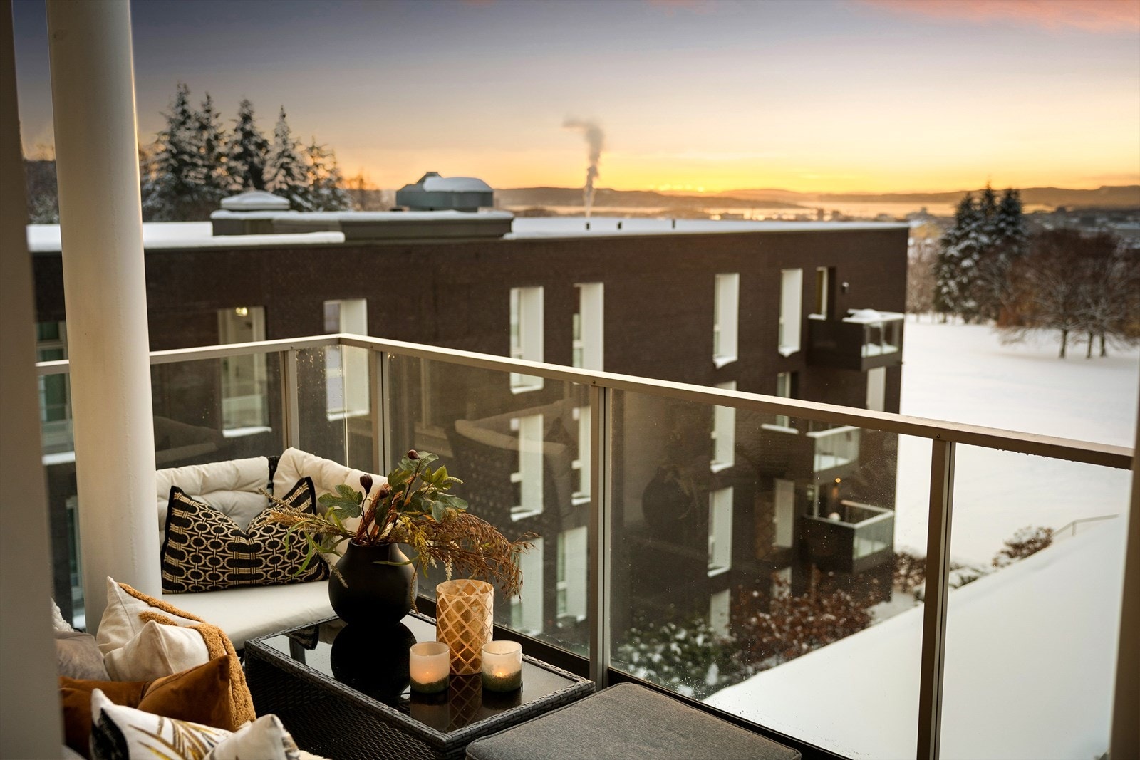 Fra stuen er det utgang til en herlig syd-vestvendt balkong på ca. 12 kvm, med strålende solforhold, fantastisk utsikt og flott fjordgløtt. Galleribilde