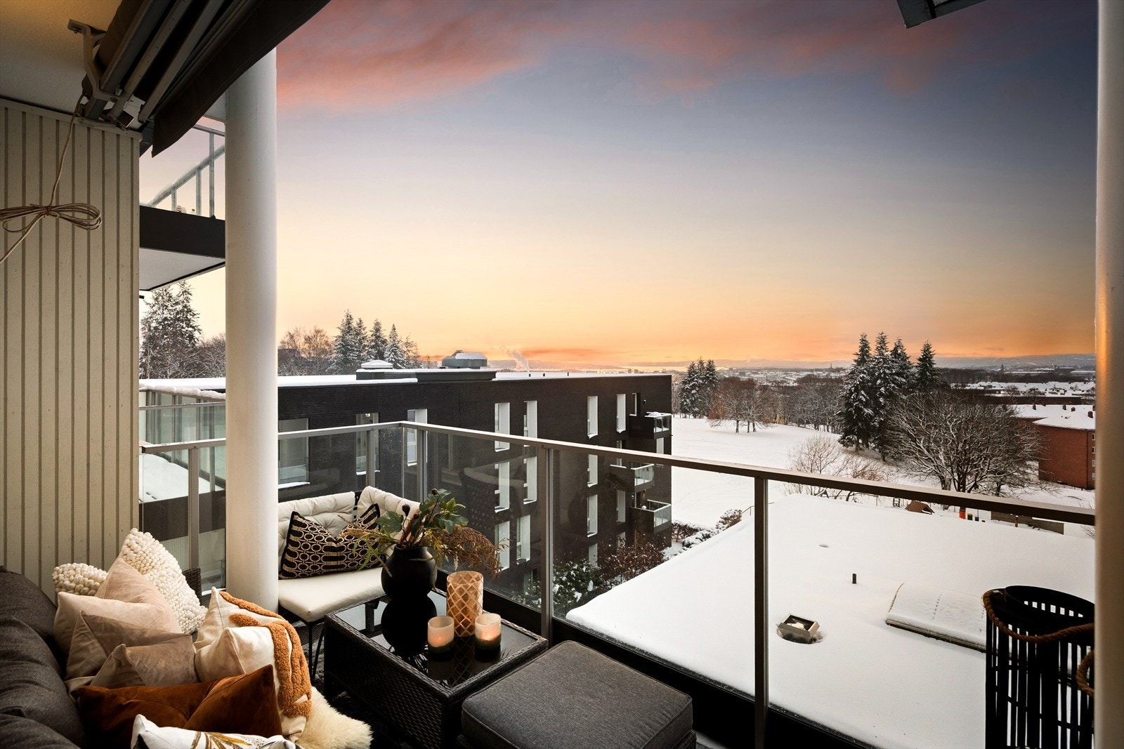 Leiligheten har en syd-vestvendt balkong på ca. 12 m² med gode solforhold og fantastisk utsikt. Galleribilde
