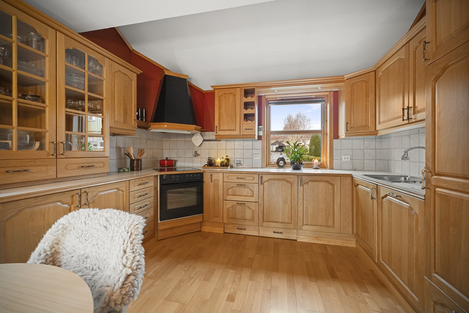 Stort, praktisk kjøkken med int. hvitevarer. Galleribilde