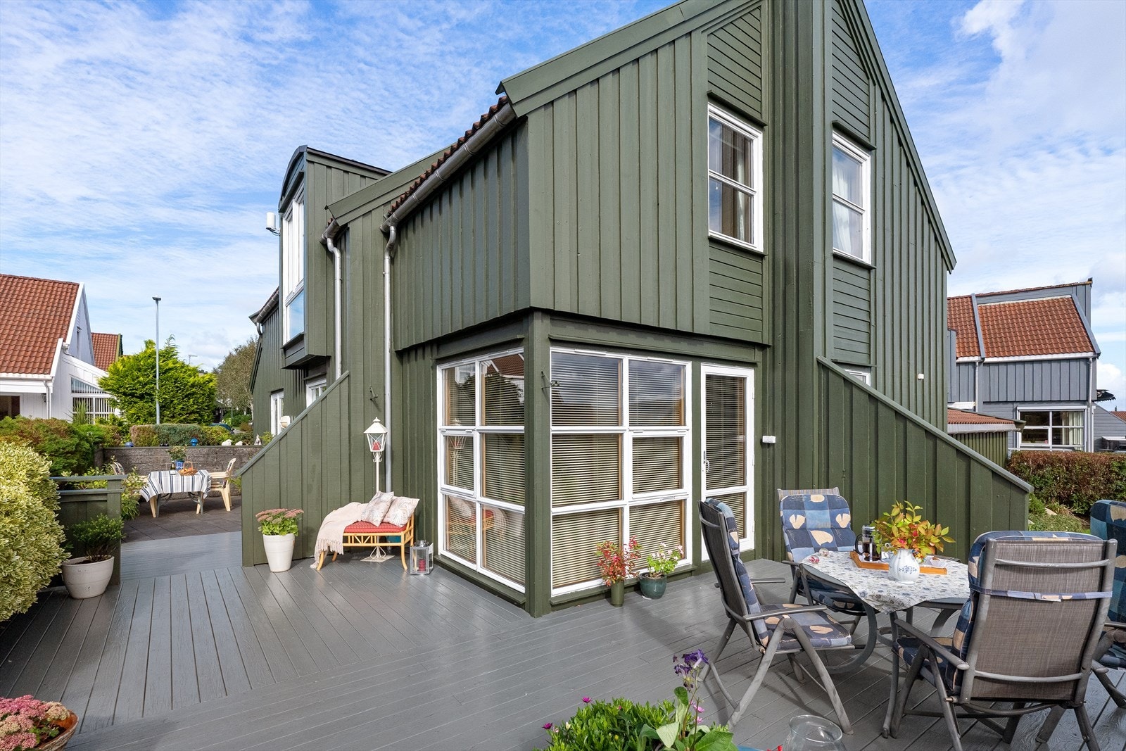 Stor, solrik terrasse Galleribilde