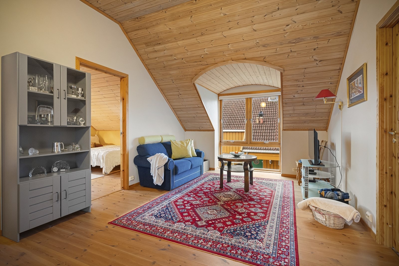 Lys og trivelig loftsstue med skråtak, takhøyde og store vinduer. Perfekt for avslapning og hygge. Galleribilde