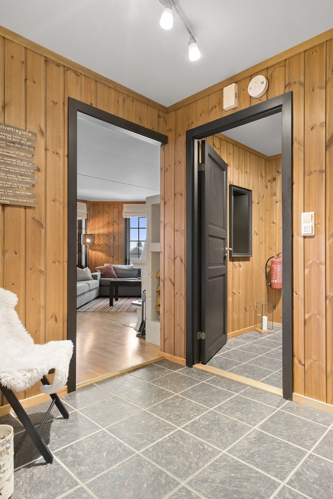 Inngangsparti med god plass til oppbevaring Galleribilde