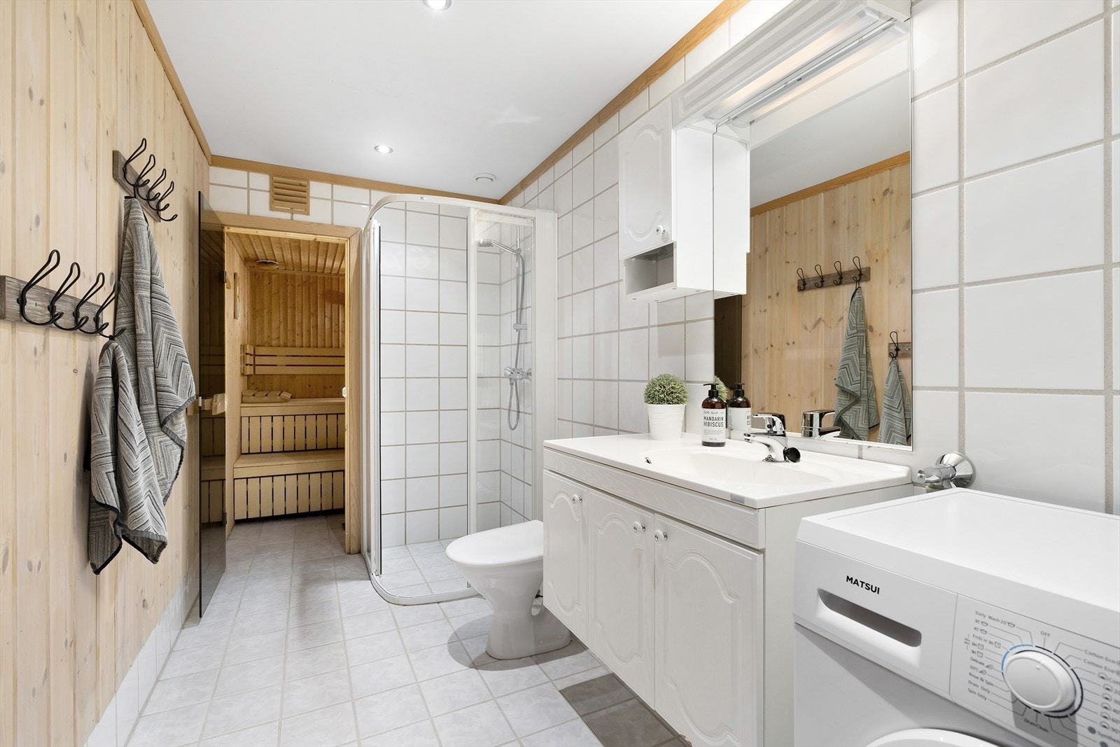 Delikat bad med varmekabler i gulv Galleribilde