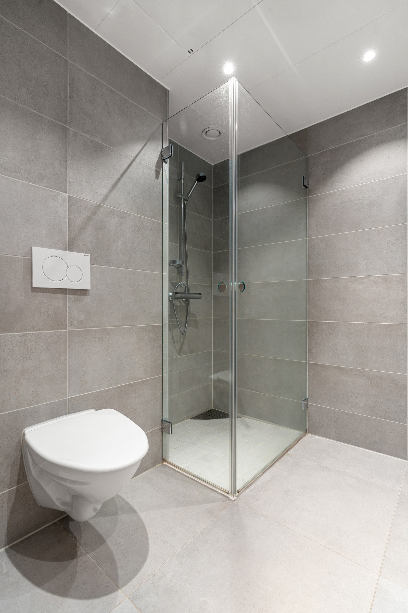 Praktiske løsninger som dusjhjørne med innfellbare dører og vegghengt toalett. Galleribilde