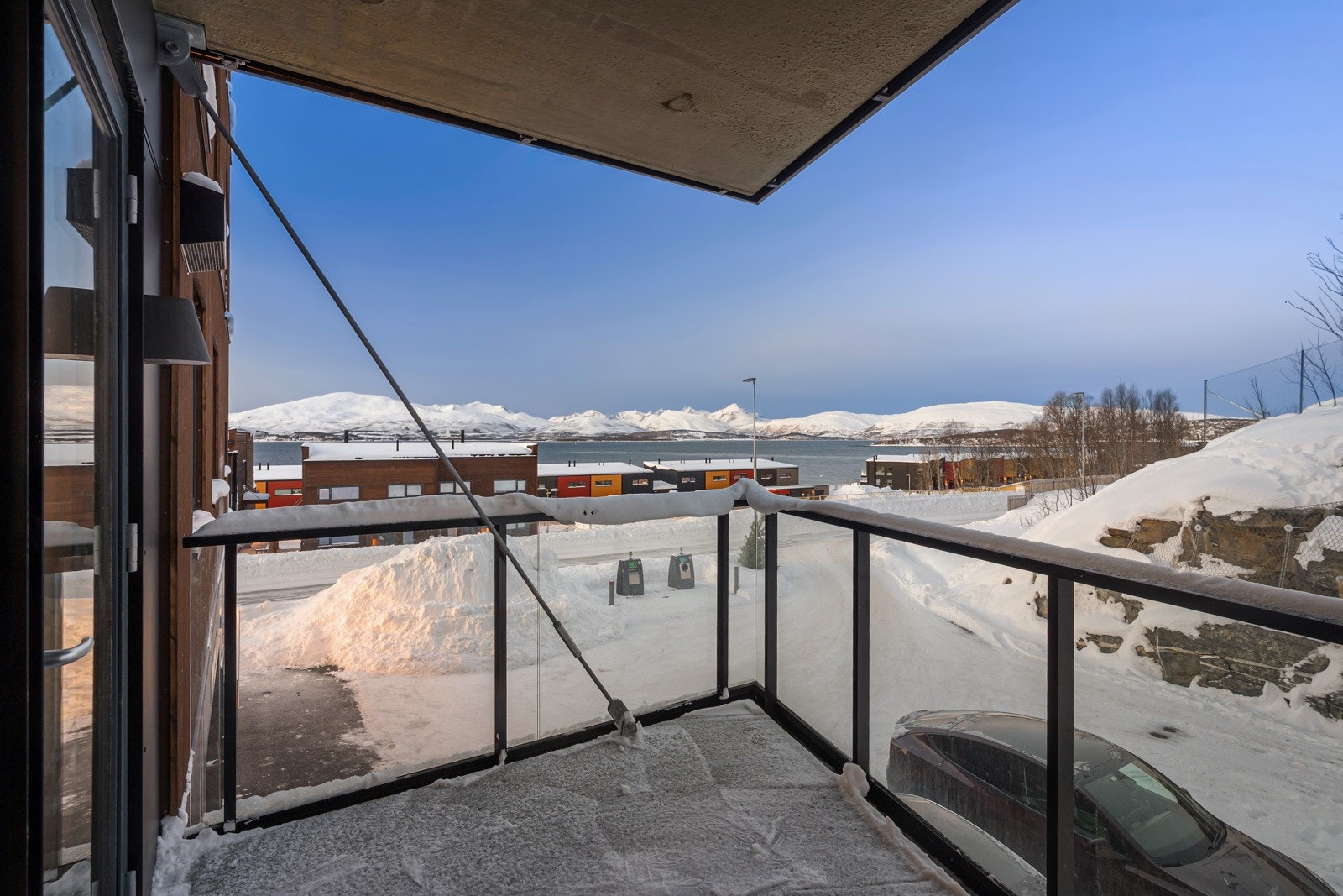 Utgang til balkong med fin utsikt. Galleribilde