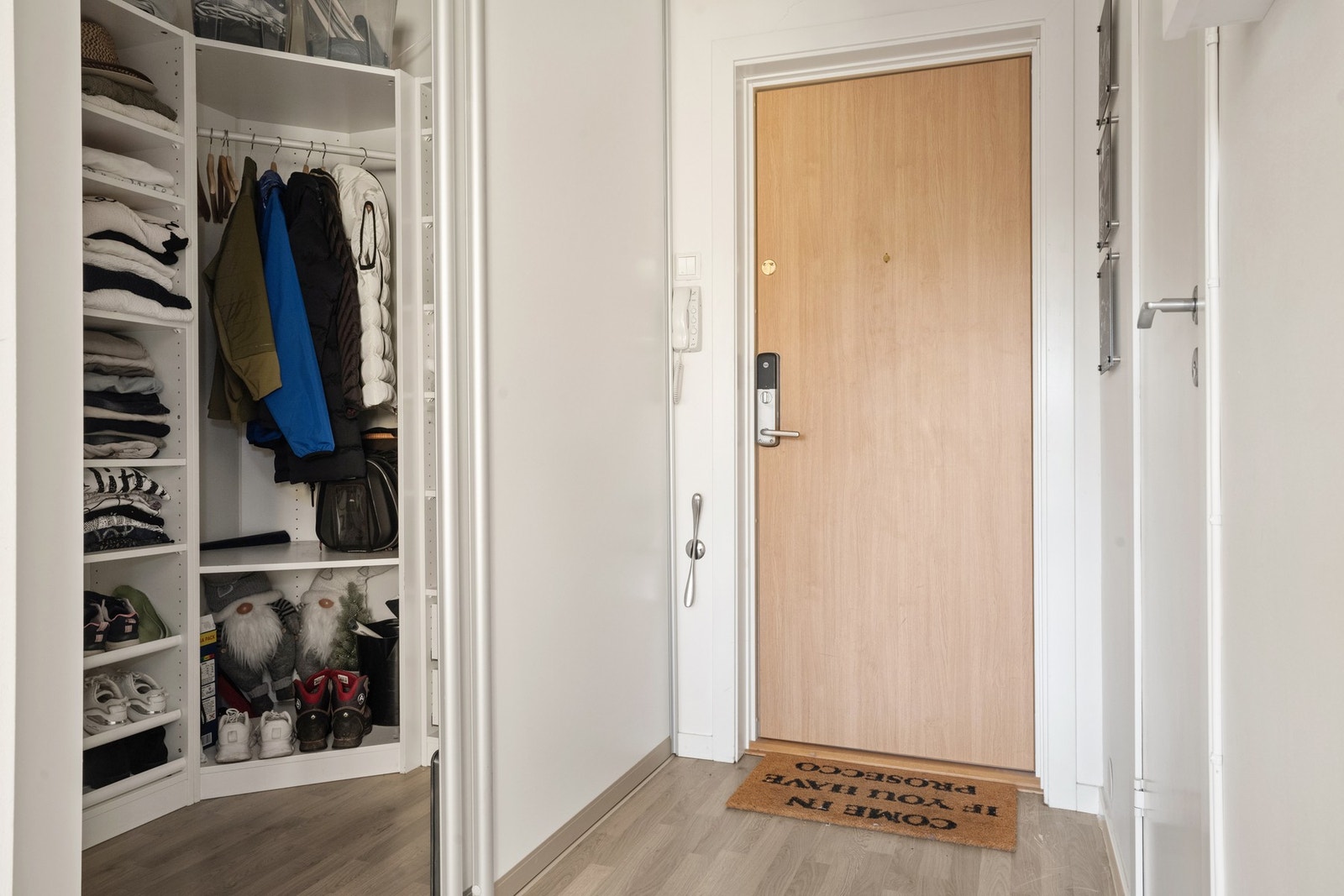 Lys og fin entré med stor skyvedørsgarderobe med hengeplass til ytterklær og hyller til oppbevaring Galleribilde