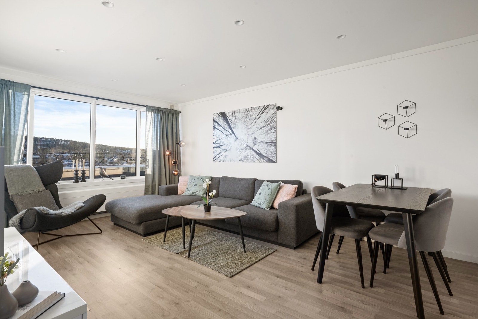 Store vindusflater gir mye lys og en god romfølelse Galleribilde