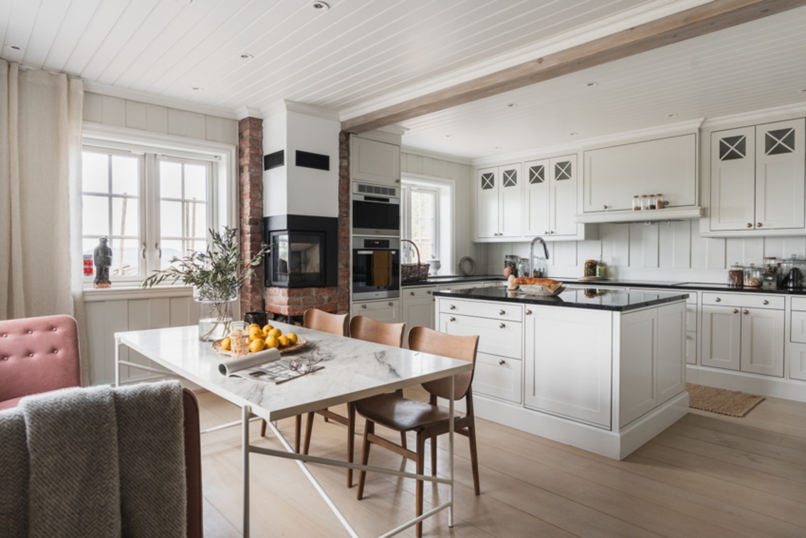 Kjøkken med god oppbevaringsplass og integrerte hvitevarer. Galleribilde