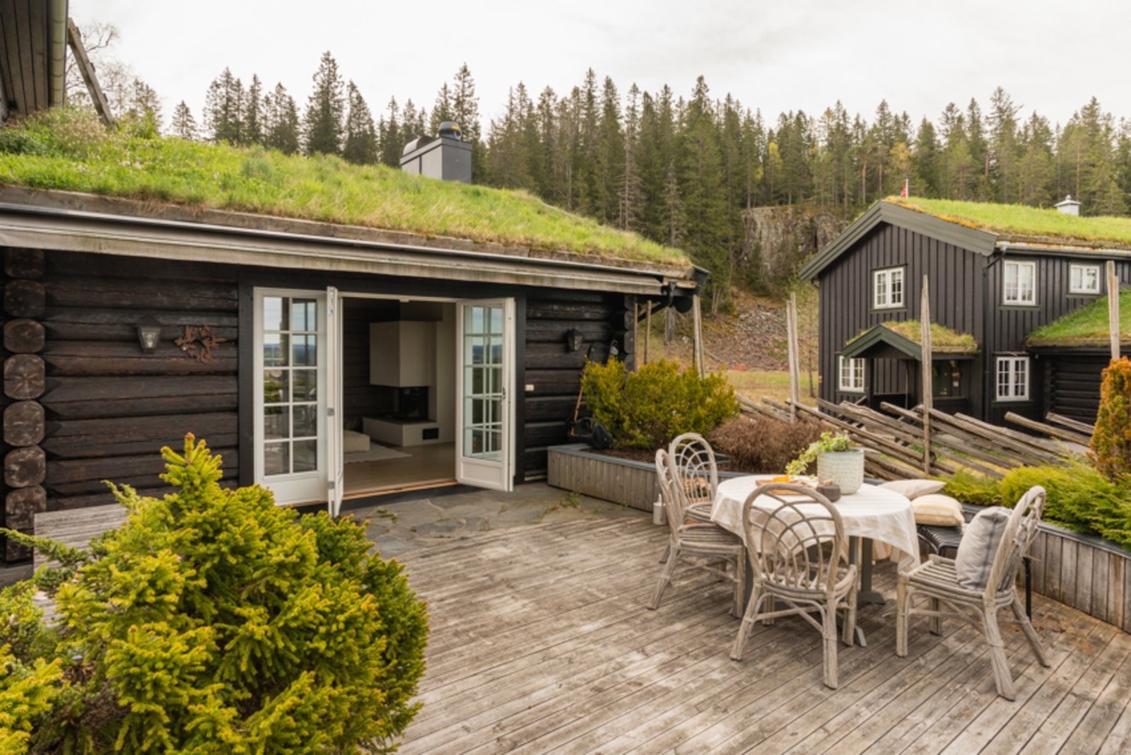 Stor vestvendt uteplass. Galleribilde