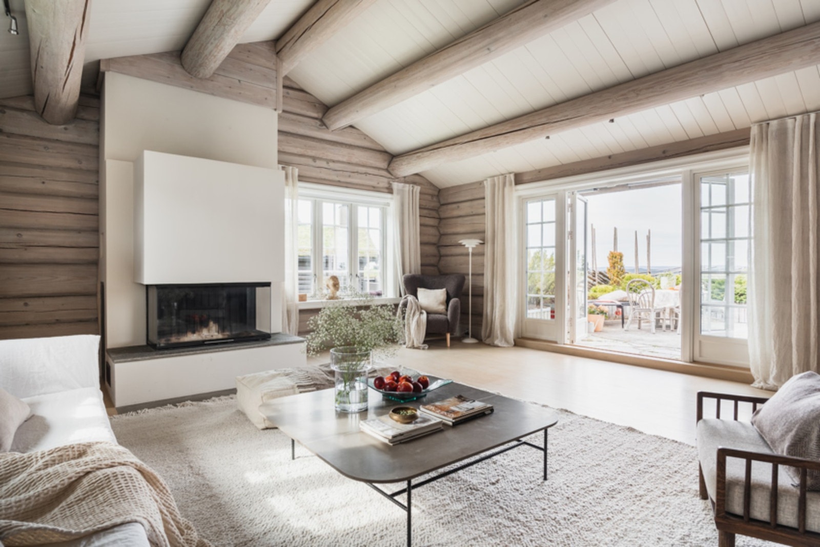 Enebolig over 3 plan med utleiedel og dobbel garasje. Store uteplasser med flott utsikt. Boligen ble gjenoppbygd etter brann i 2010. Foto: Dag Sandven. Galleribilde