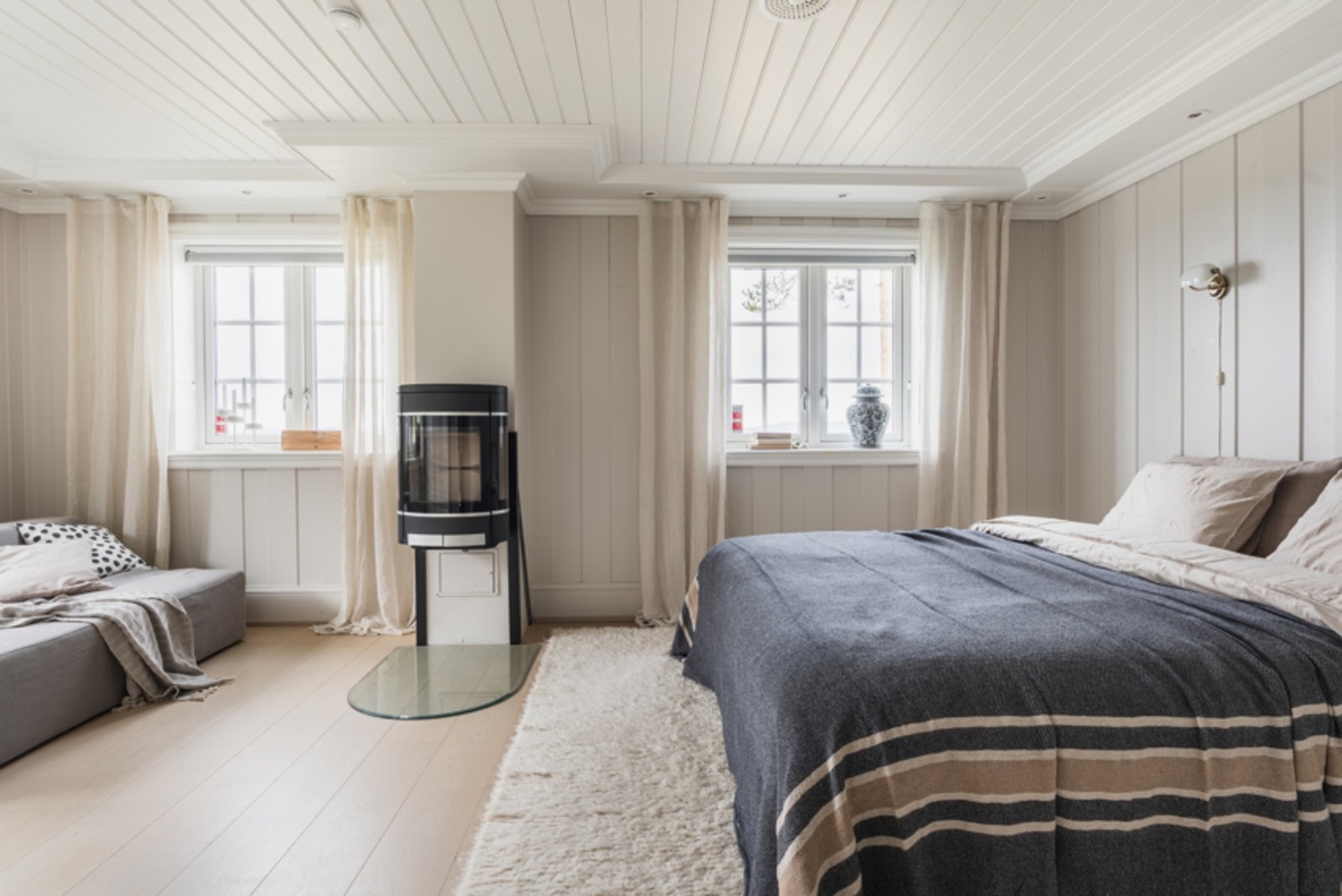 Romslig hovedsoverom med peis. Galleribilde