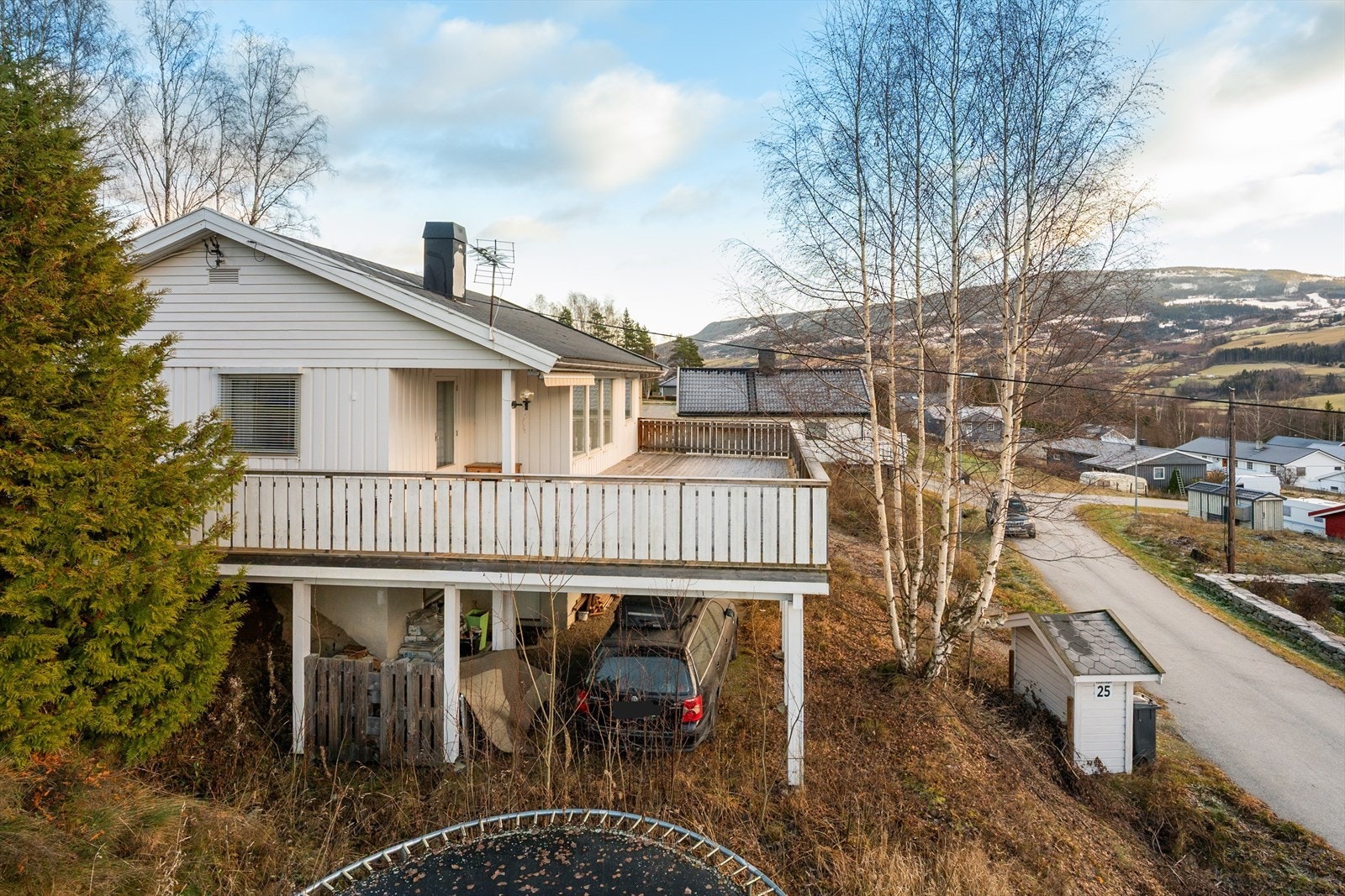 Parkering under terrassen og på egen gårdsplass. Galleribilde
