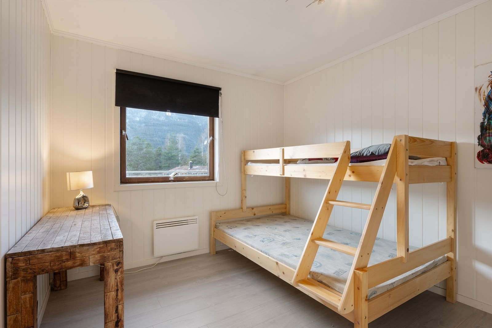 Boligen har totalt to soverom. I tillegg er det ekstra sengeplasser i underetasjen. Galleribilde