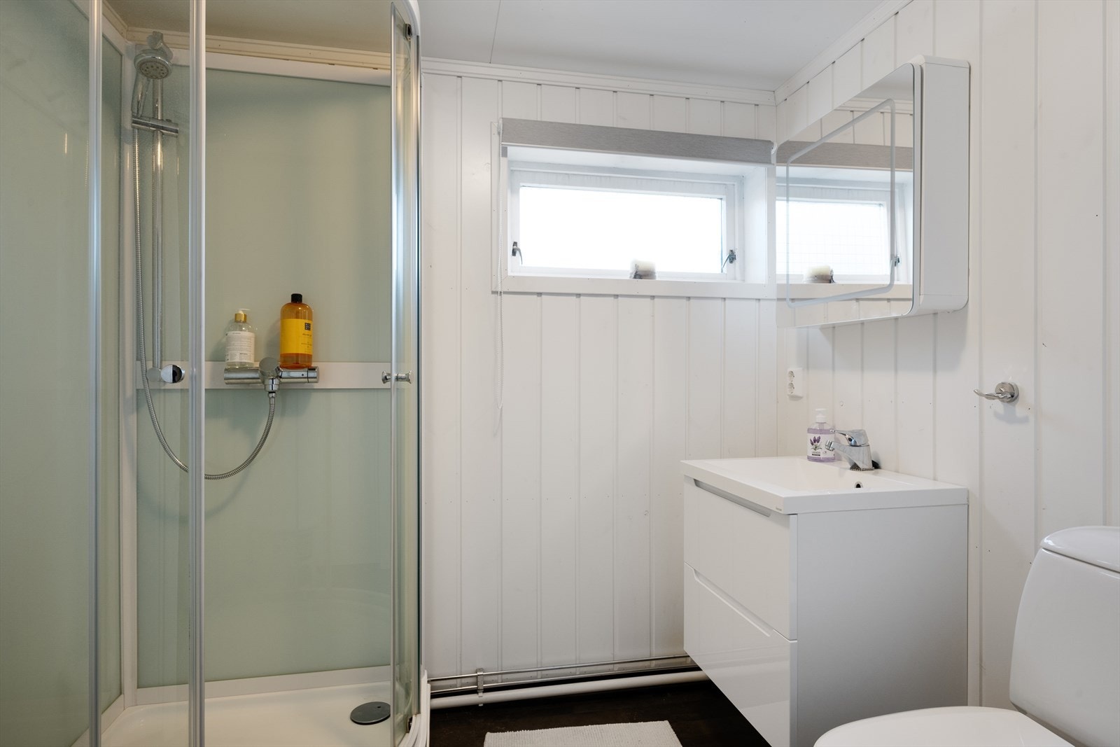 Bad nr 2 er holdt i lyse farger og er praktisk innredet. Oppgradering må påregnes. Galleribilde