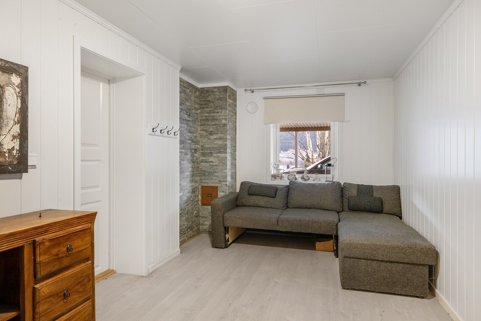 Rommet er romslig og har i tillegg plass til sofa. Galleribilde