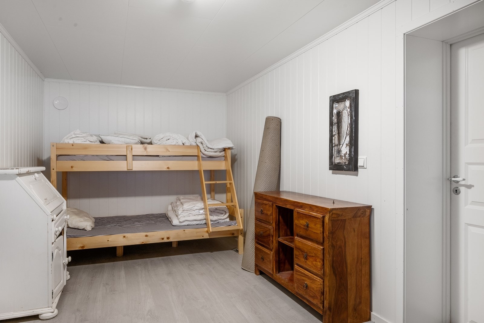Rom i underetasjen innredet med ekstra sengeplasser. Rommet er ikke godkjent som soverom. Galleribilde