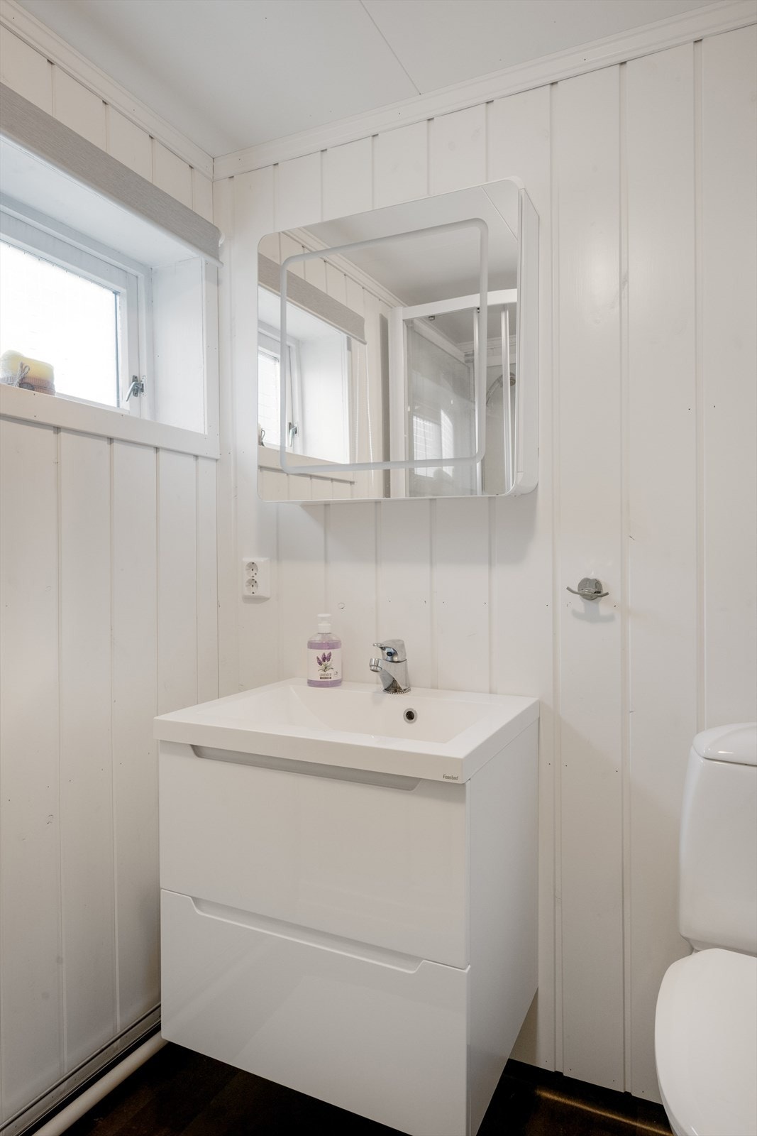 Lys, stilren innredning med oppbevaring i skuffer. Galleribilde