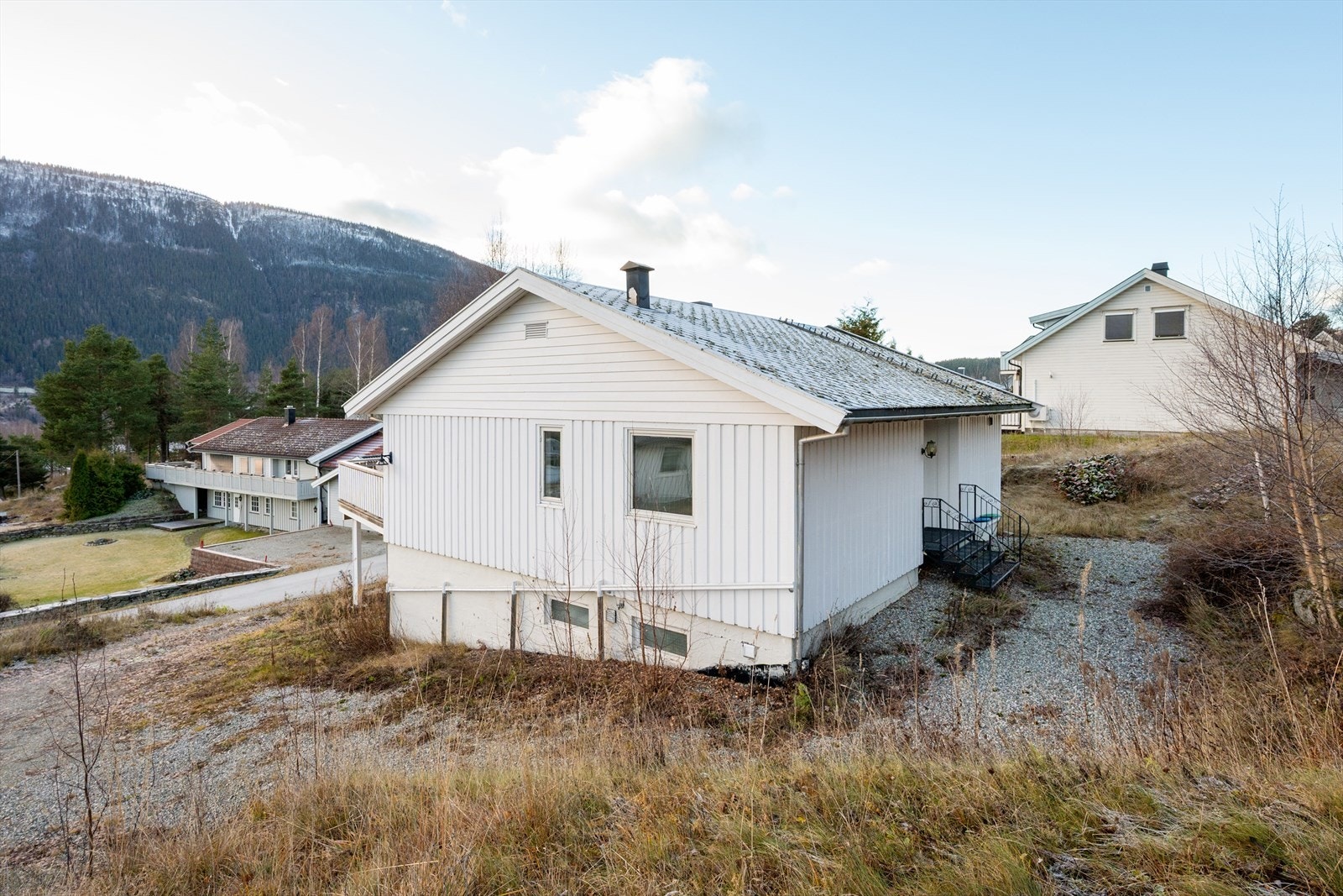 Eiendommen har gruset adkomst og gårdsplass. Galleribilde