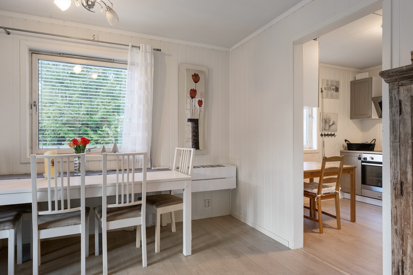 Praktisk med plass til spisestue rett utenfor kjøkkenet. Galleribilde