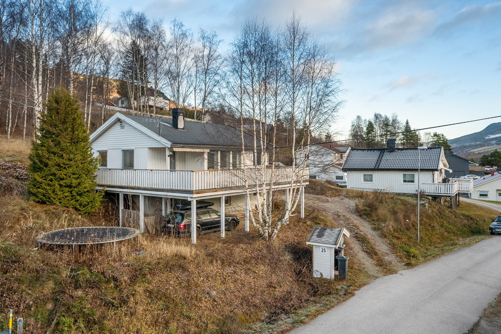 Herfra er det gangavstand til dagligvare og barneskole, og ca 10-20 minutters kjøring til barnehage, ungdomsskole og videregående skole. Galleribilde