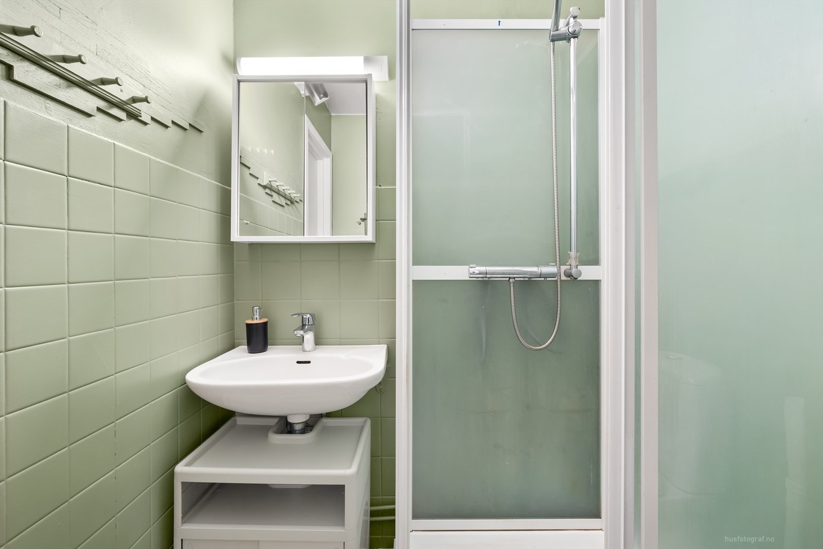 På badet er det montert et dusjkarnapp, et toalett, en servant og det er opplegg for vaskemaskin. Galleribilde