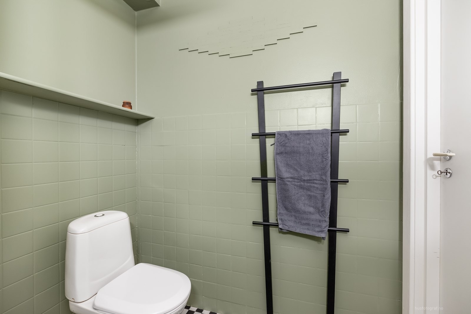 Eldre baderom med malte fliser, badet er fra ca. 1990. Galleribilde