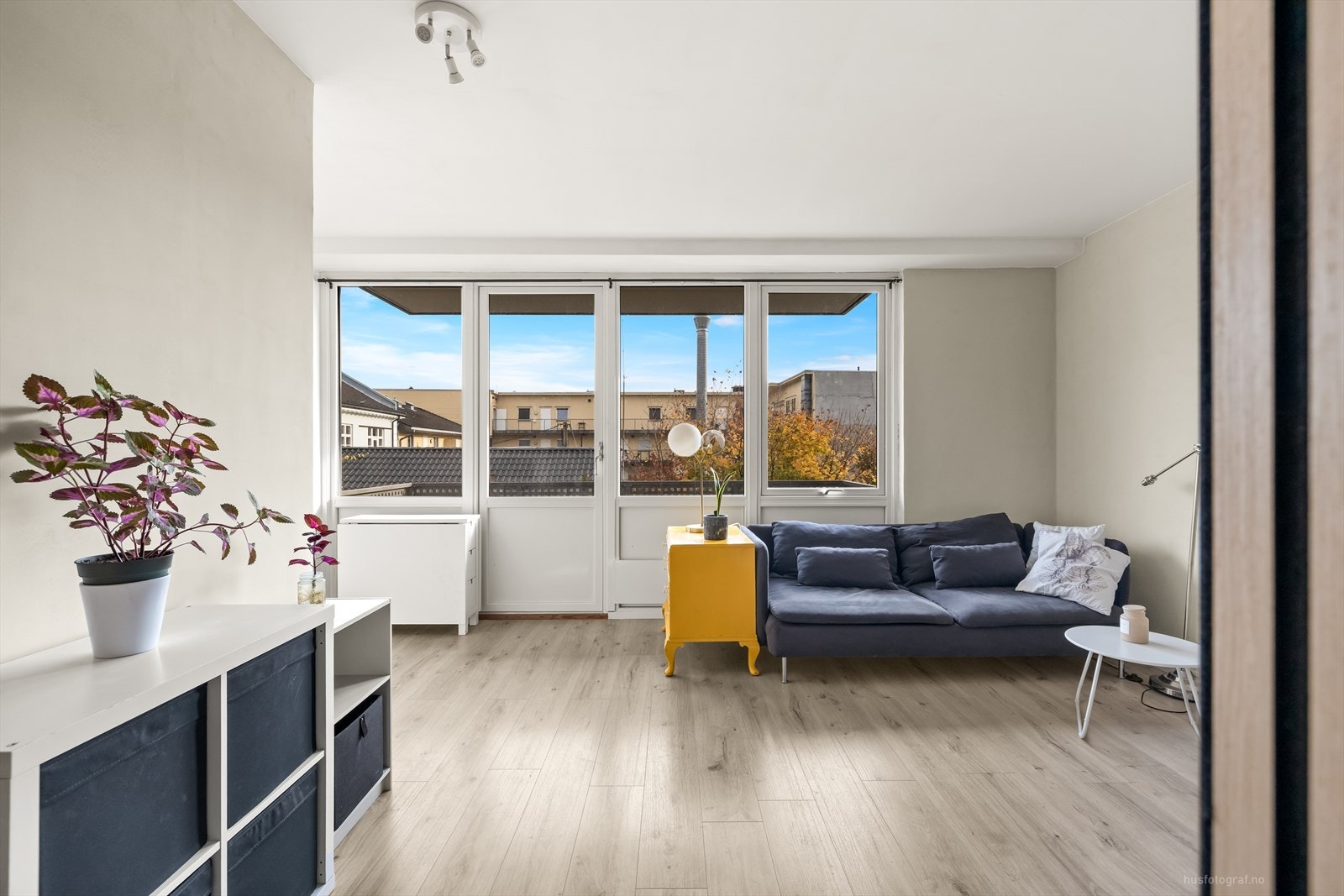 Her er det fin plass til både sofagruppe og et lite spisebord, noe som gjør rommet velegnet for både hverdagsliv og sosiale sammenkomster. Galleribilde