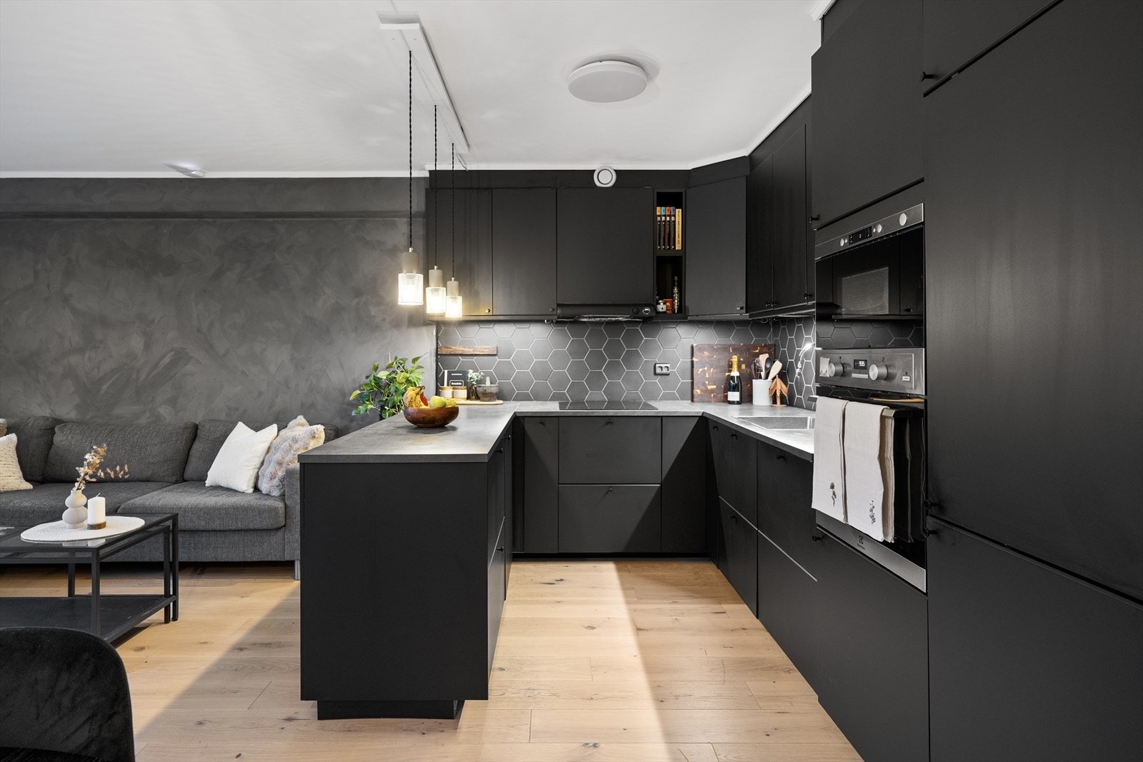 Integrerte hvitevarer og rikelig med skap- og benkeplass Galleribilde