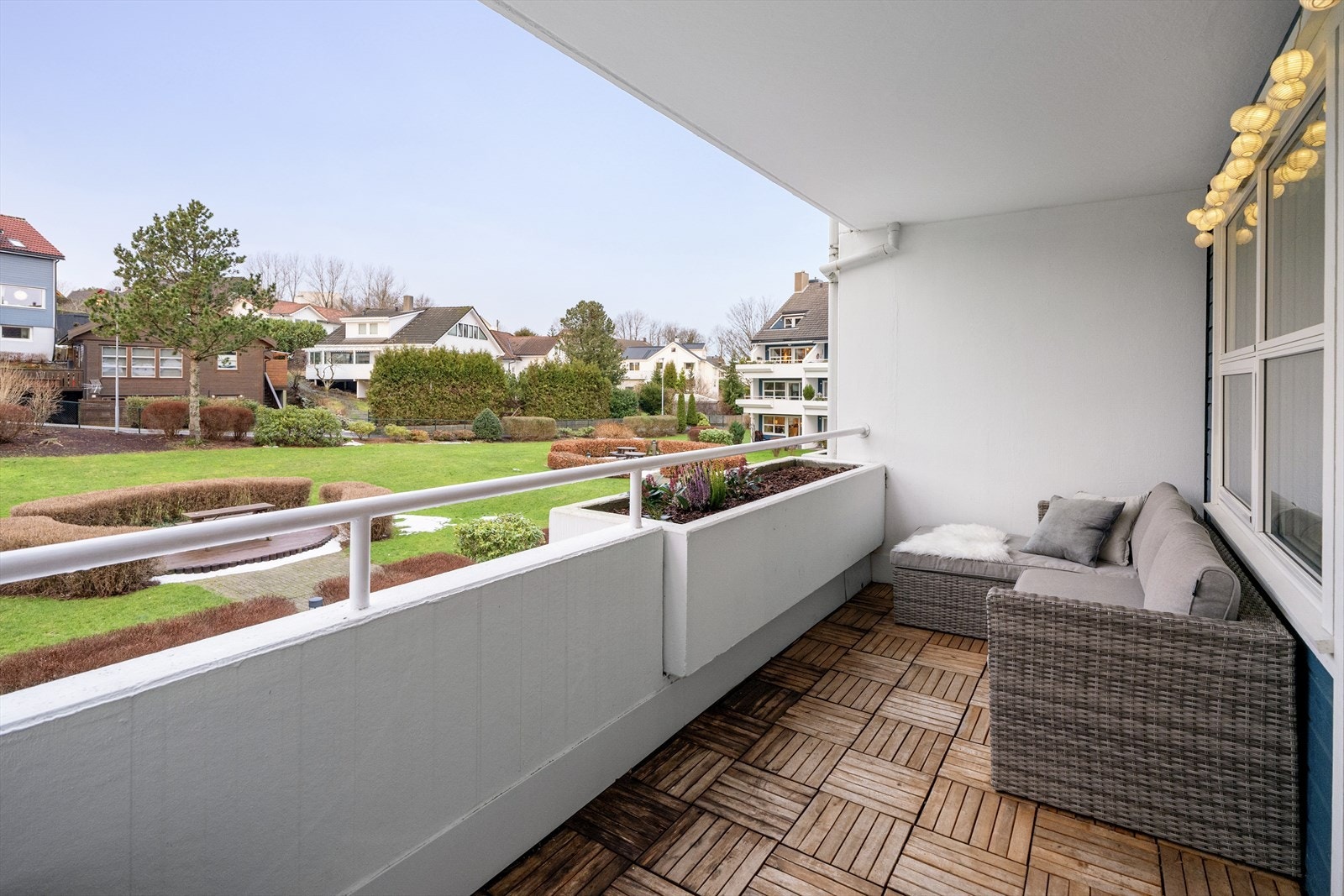 Kjekk balkong med plass til sittegruppe og gassgrill Galleribilde