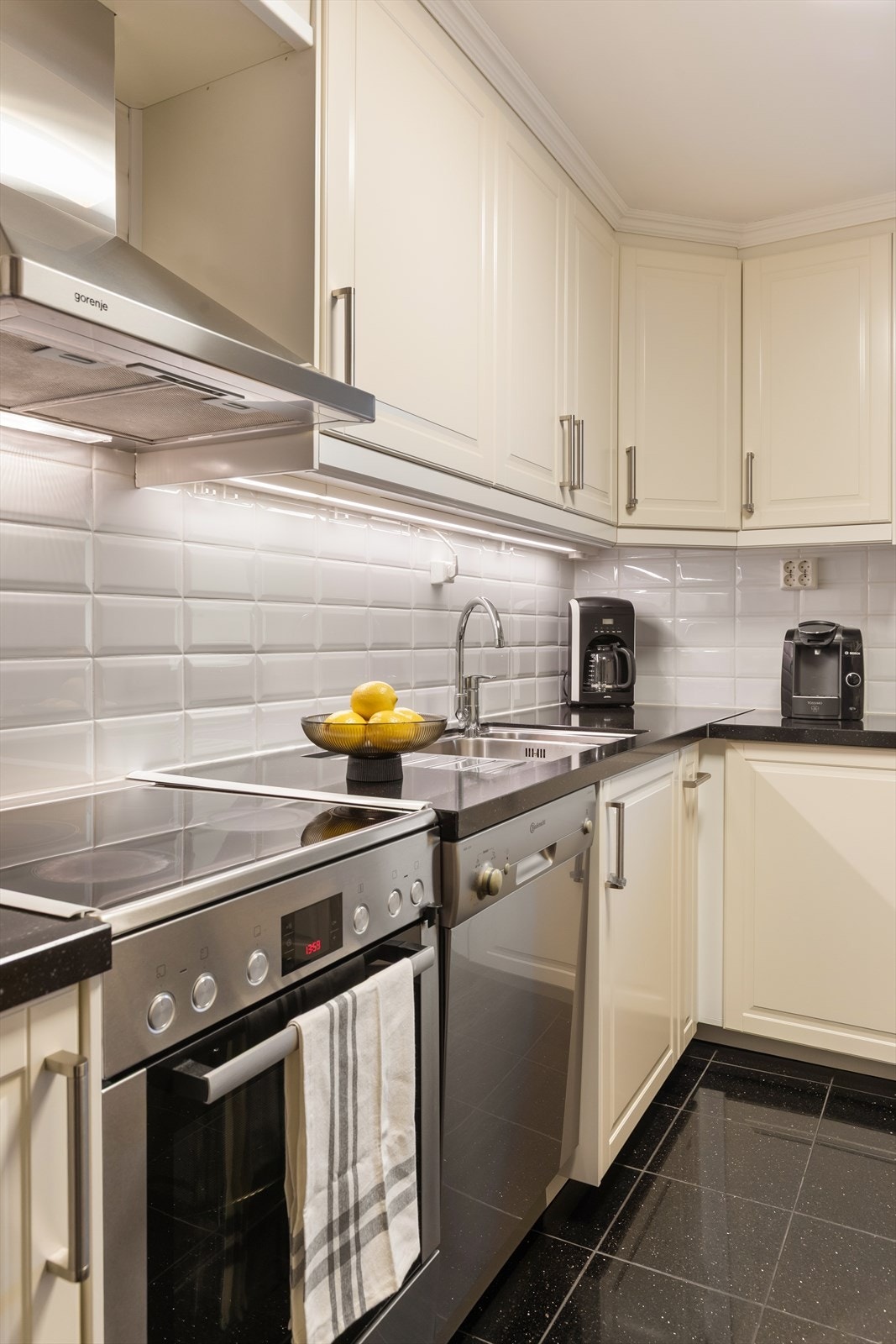 Kjøkkenet er utstyrt med hvitevarer som komfyr, kjøl/fryseskap og oppvaskmaskin Galleribilde